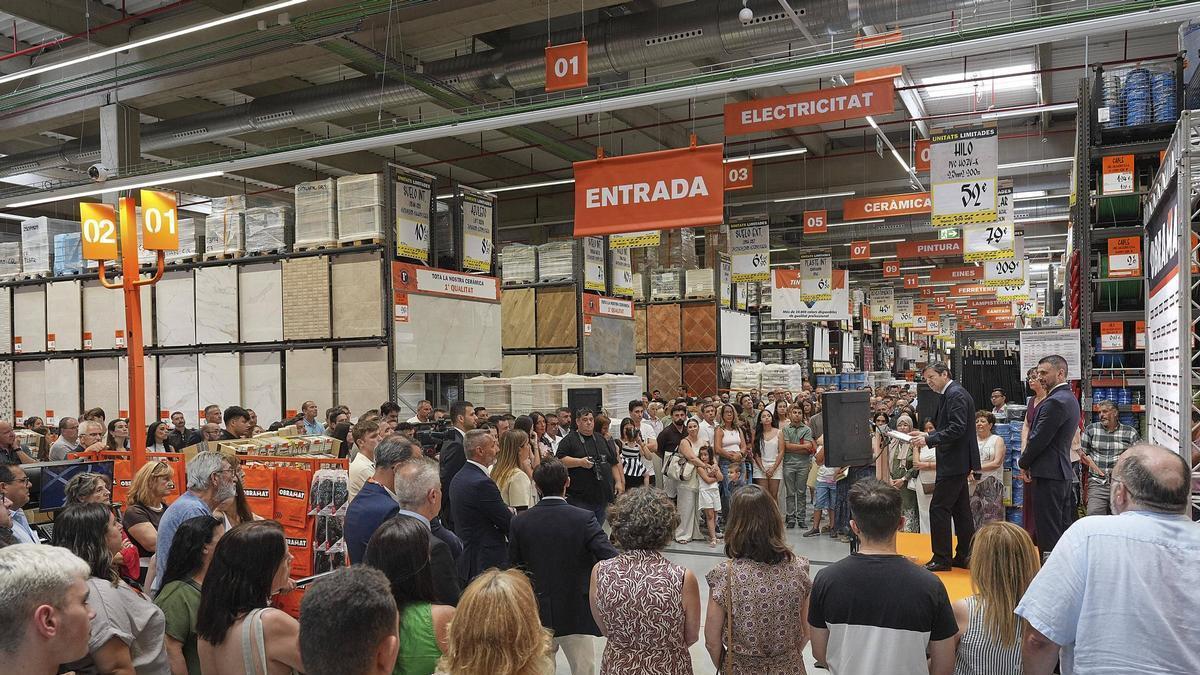 L'acte d'inauguració del magatzem.