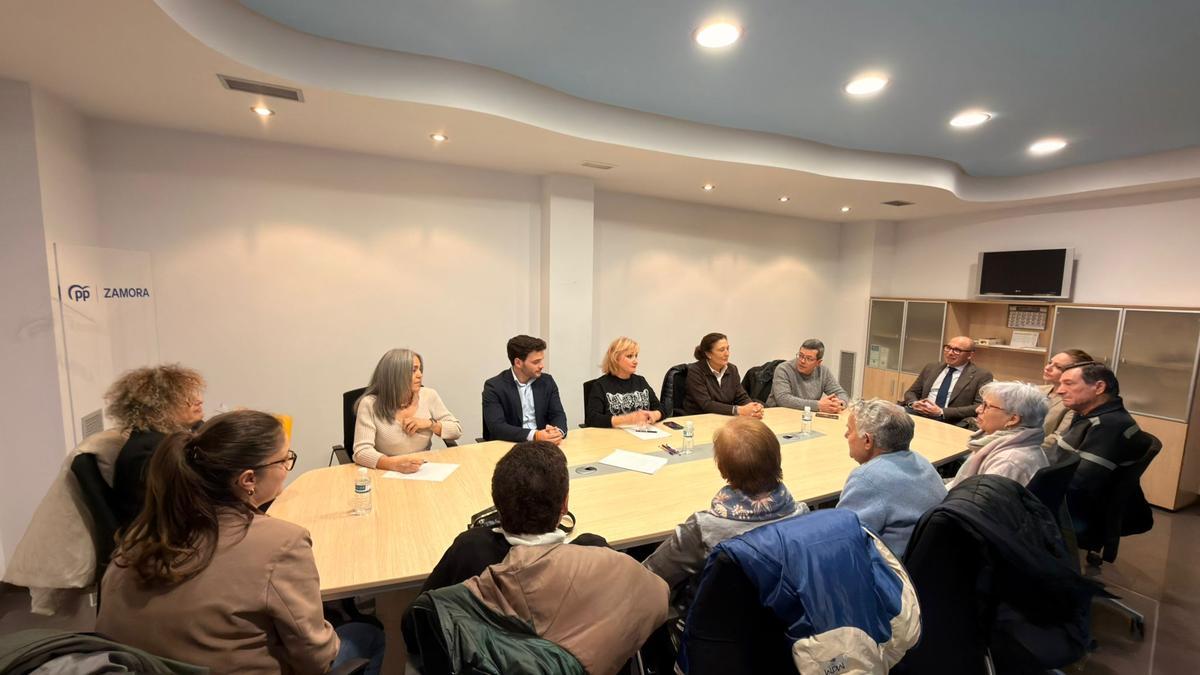 Reunión de Leticia García con colectivos de la tercera edad.
