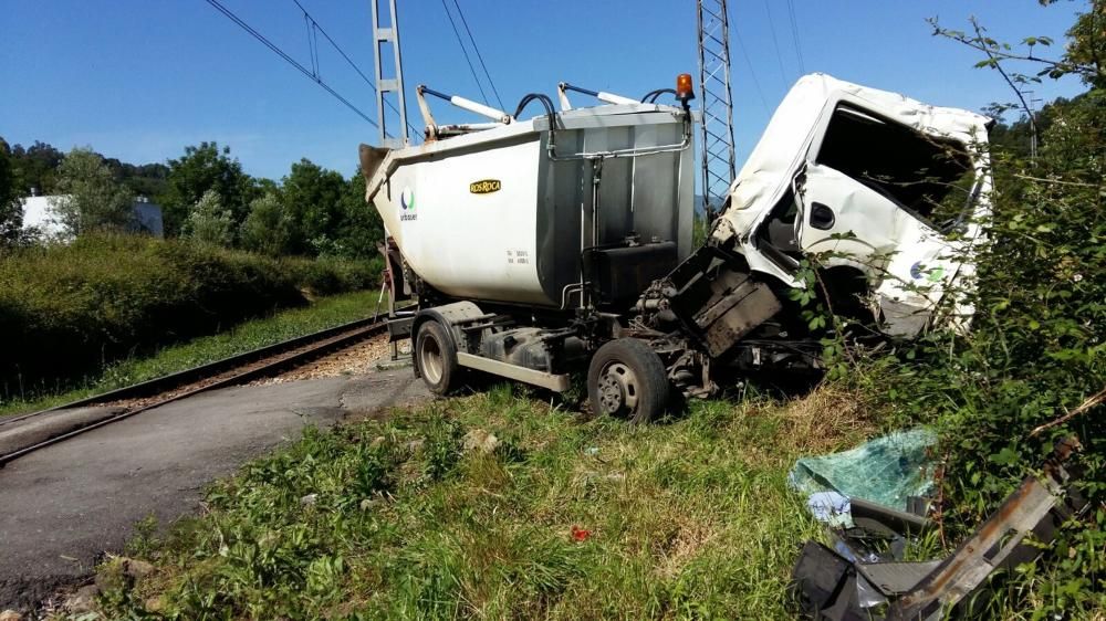 Un tren arrolla a un camión en un paso a nivel en Piloña