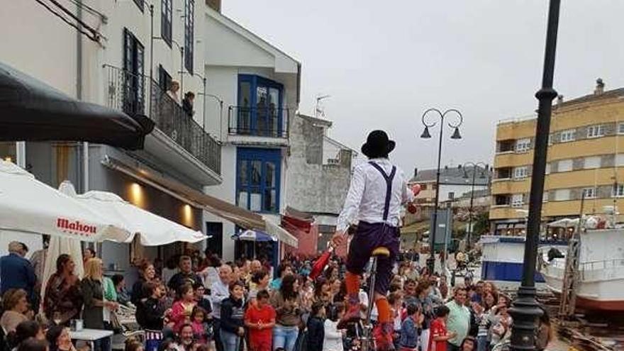 Ambiente en el puerto con el malabarista Pablo Picallo.