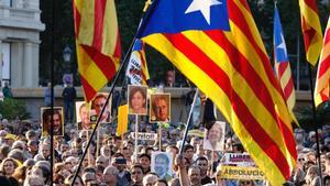 Concentración en la plaza de Catalunya en protesta por el juicio al ’procés’, tras quedar este visto por sentencia.