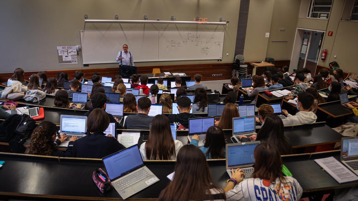 Estudiantes de la UPF, durante una clase.