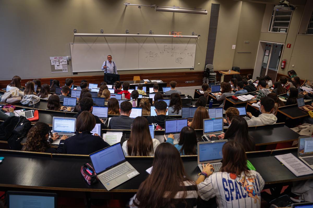 Estudiantes de la UPF, durante una clase.