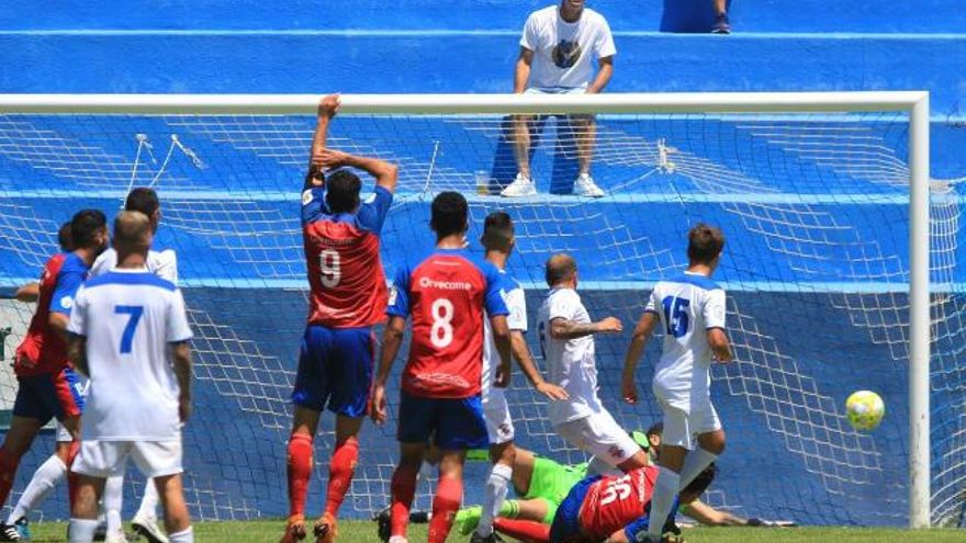 Una jugada que acabó en gol anulado al Tenisca.