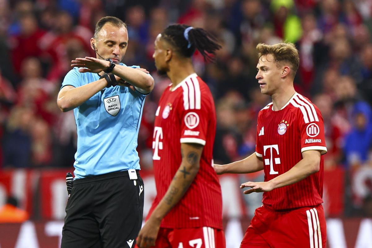 El árbitro Joao Pinheiro hace un gesto con la mano ante Joshua Kimmich, del Bayern de Munich