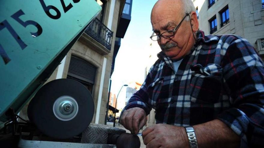 Bertino Ramos en una de sus faenas a su paso por la calle Castelao de Vilagarcía. // Iñaki Abella