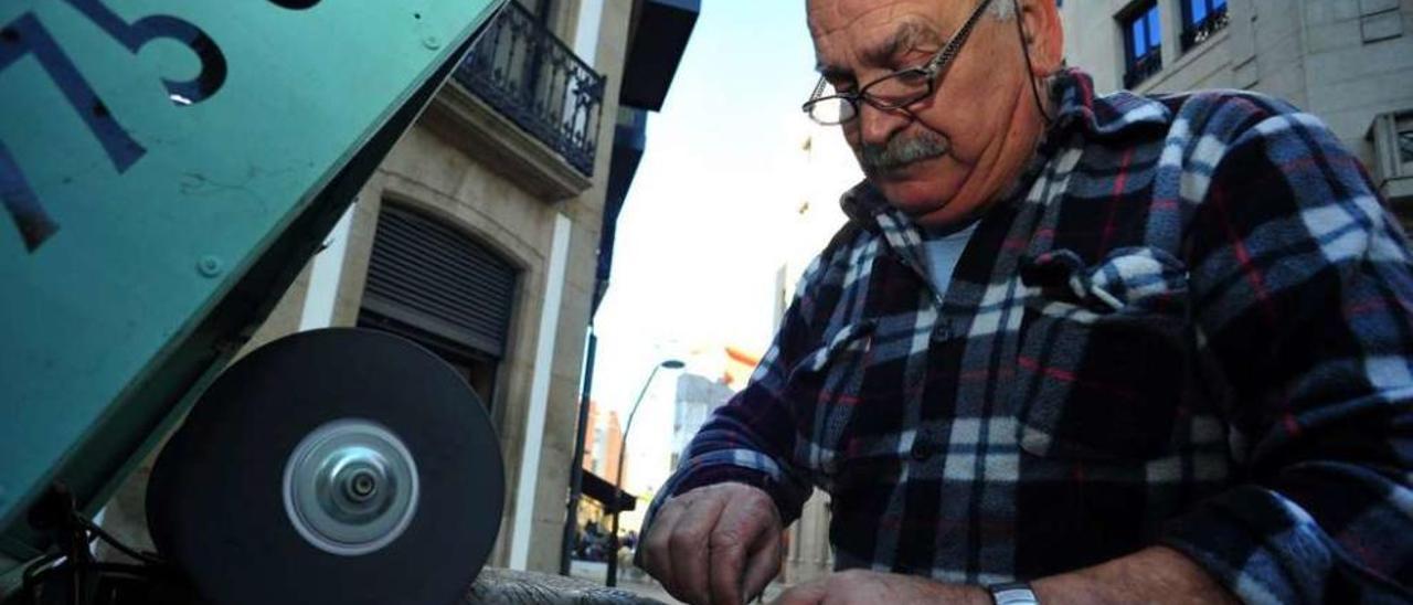 Bertino Ramos en una de sus faenas a su paso por la calle Castelao de Vilagarcía. // Iñaki Abella