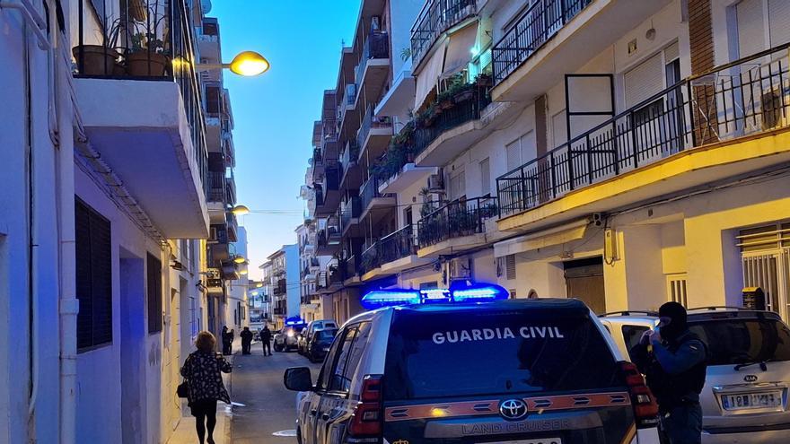 Asestan dos puñaladas a un joven en plena calle en Xàbia (vídeo)