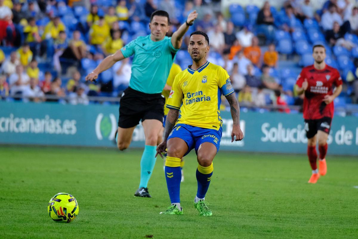 Viera golpea el esférico en primer término. Detrás, Ais Reig.