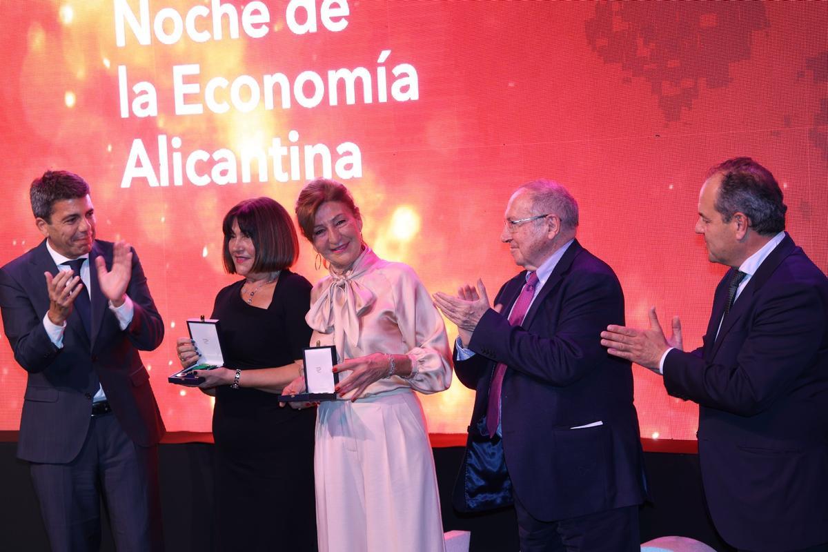 Emilia Ibiza y Mamen Llorens, las esposas de los expresidentes de la Cámara Antonio Fernández Valenzuela y José Enrique Garrigós, recogen la medalla concedida a sus maridos a título póstumo.