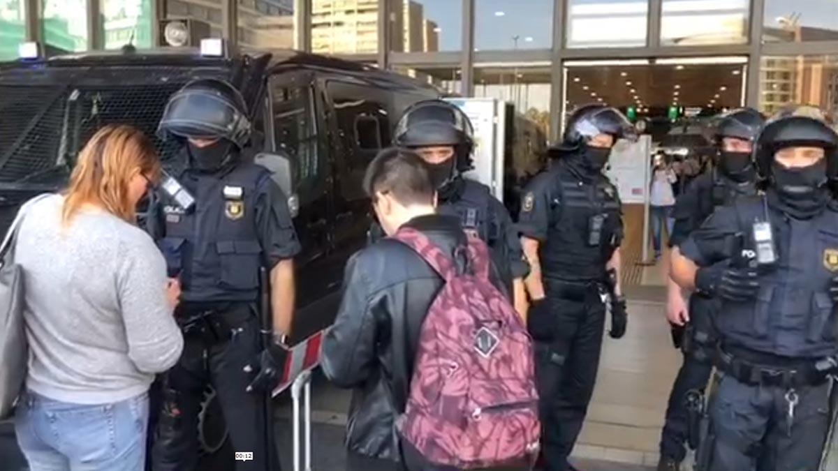 Los antidisturbios blindan la estación de Sants tras el bloqueo de los CDR