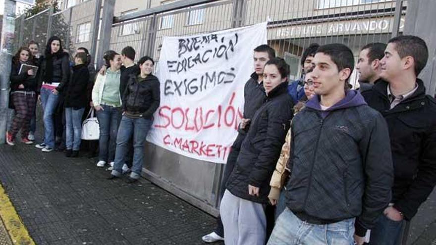 Protestas de los alumnos a las puertas del instituto Cotarelo Valledor.