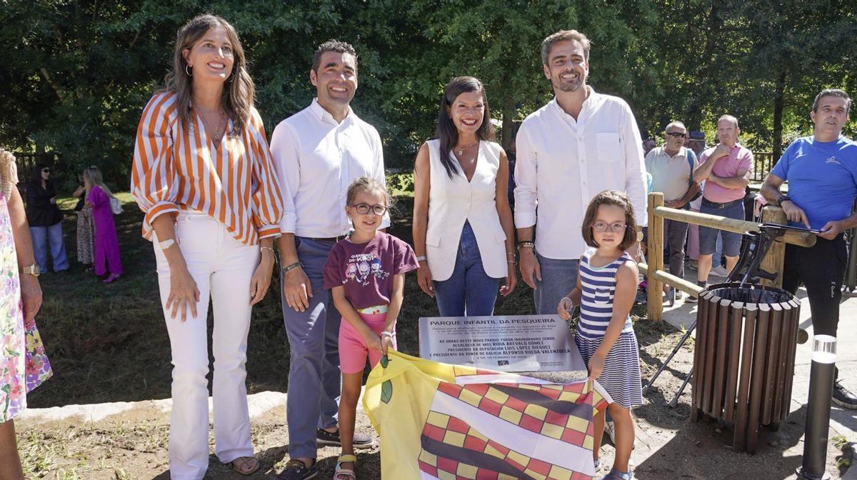 De izda. a dcha.: Natalia Prieto, Luis López, Nidia Arévalo y Diego Calvo inauguran el Parque da Pesqueira.