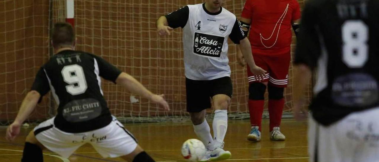 Piki conduce el balón en el partido del Casa Alicia.