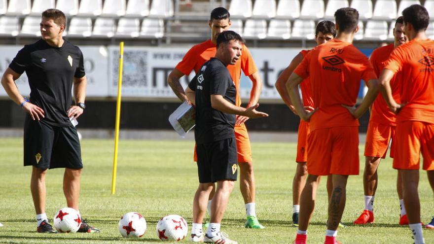 Manolo Sanlúcar, técnico grana, dando instrucciones a sus jugadores en un entrenamiento celebrado en Nueva Condomina, donde hoy el Murcia recibe al Écija.