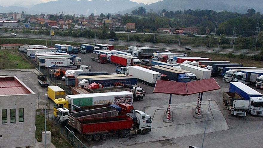 Imagen de archivo de camiones aparcados en Silvota