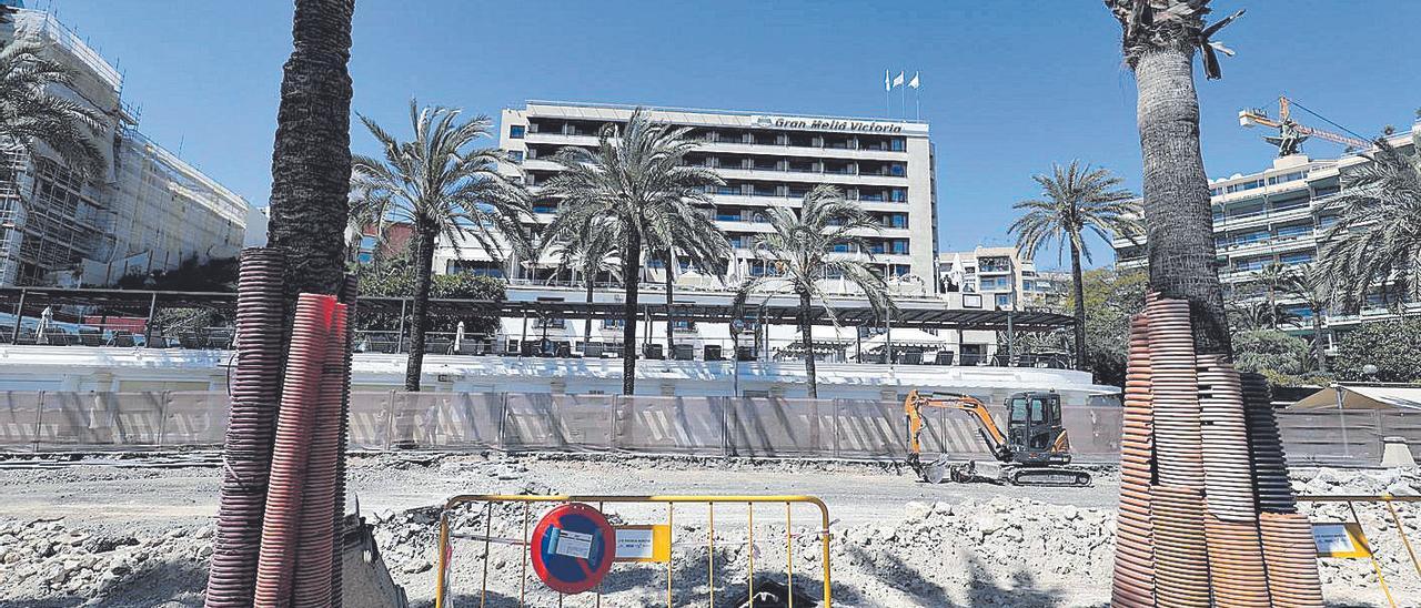 Vista del Meliá Victoria y las obras de remodelación del Paseo Marítimo.