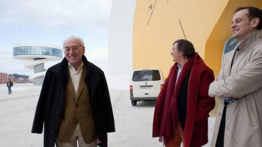 Emilio Marcos Vallaure, Francisco Crabiffosse e Ignacio Alvargonzález, ayer, ante el auditorio del complejo de la ría.