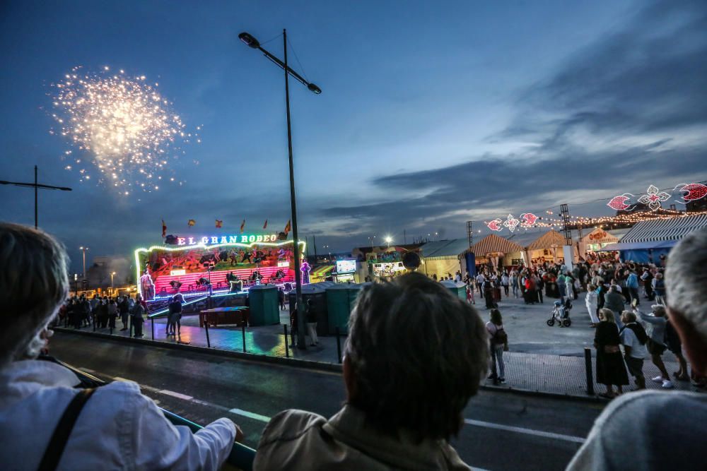 Baile, amistad y alegría en el recinto portuario de Torrevieja con la Feria de Sevillanas 2018