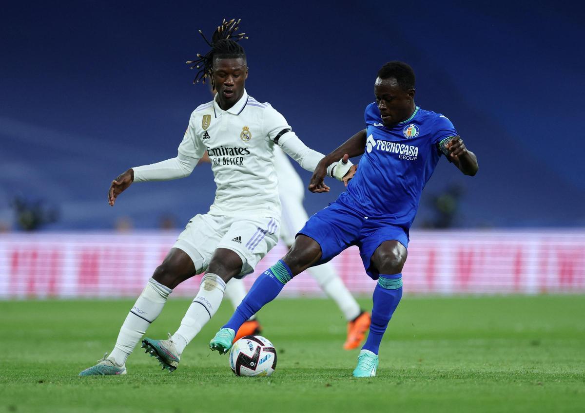 Eduardo Camavinga, jugador del Real Madrid, lucha por un balón con Djené, del Getafe.