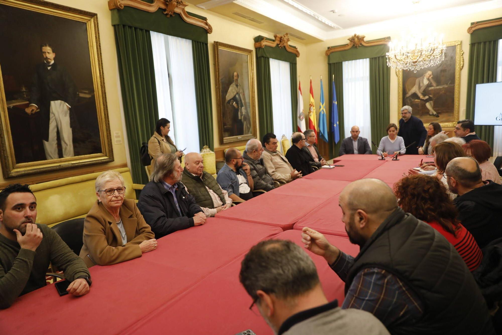 La reunión vecinal con la Alcaldesa por el vial de Jove, en imágenes