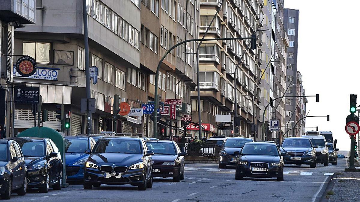 Vehículos estacionados en doble fila en el carril 30 de la ronda de Outeiro. |   // VÍCTOR ECHAVE