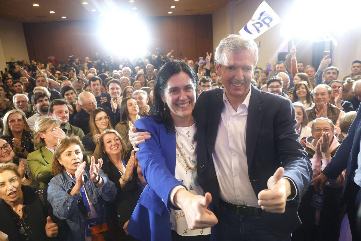 Alfonso Rueda celebra, abrazado a Paula Prado, su mayoría absoluta.