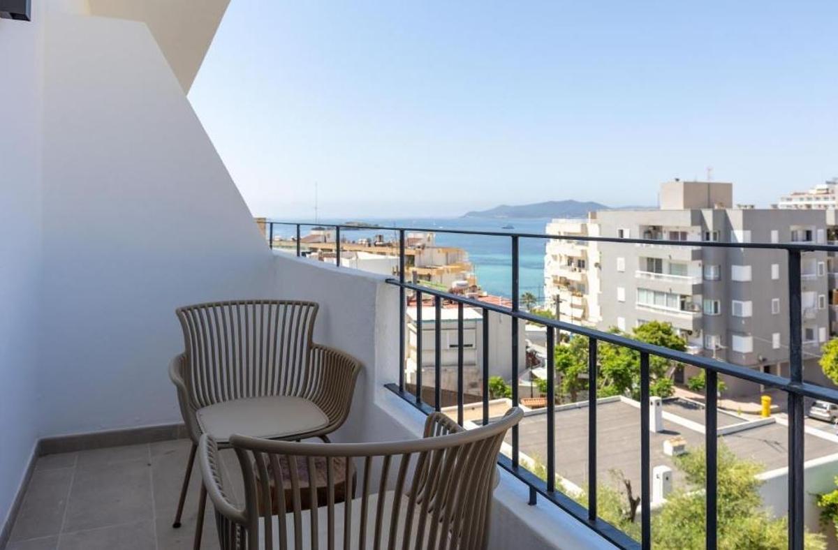Un alojamiento hotelero en la ciudad de Ibiza.