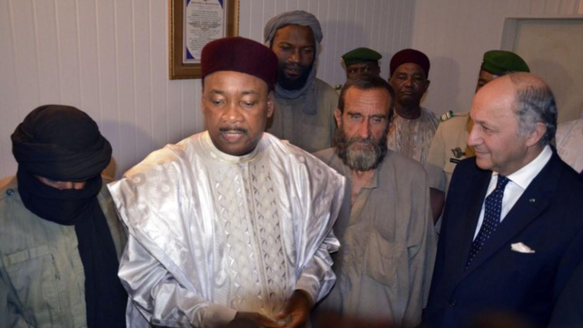 De izquierda a derecha, Thierry Dol (cubierto), el presidente de Níger, Mahamadou Issoufou, Daniel Larribe, y el ministro de Defensa francés, Jean-Yves Le Drian, el martes en Niamey.