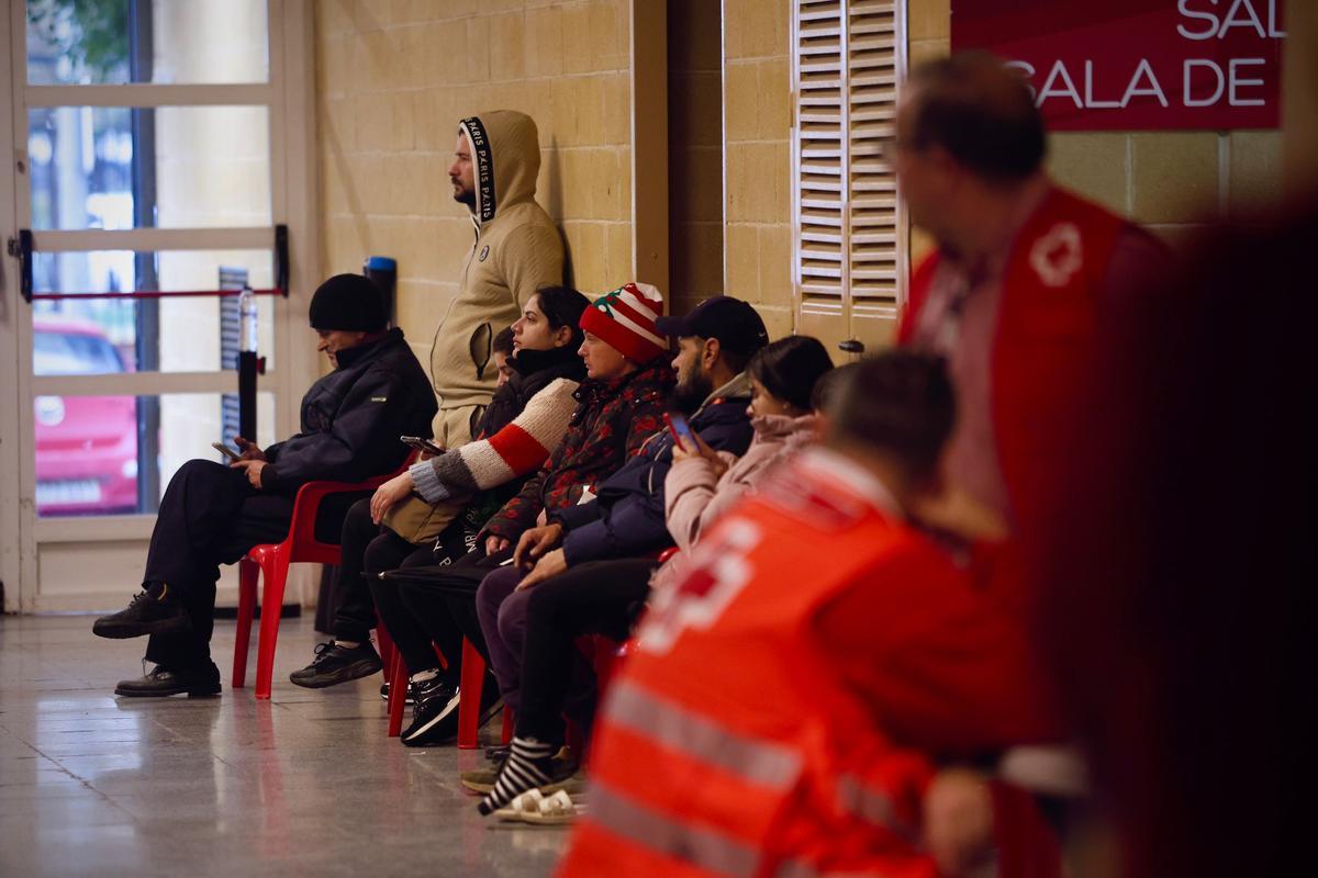 Profesionales y voluntarios de Cruz Roja atienden a desalojados en Vista Alegre.
