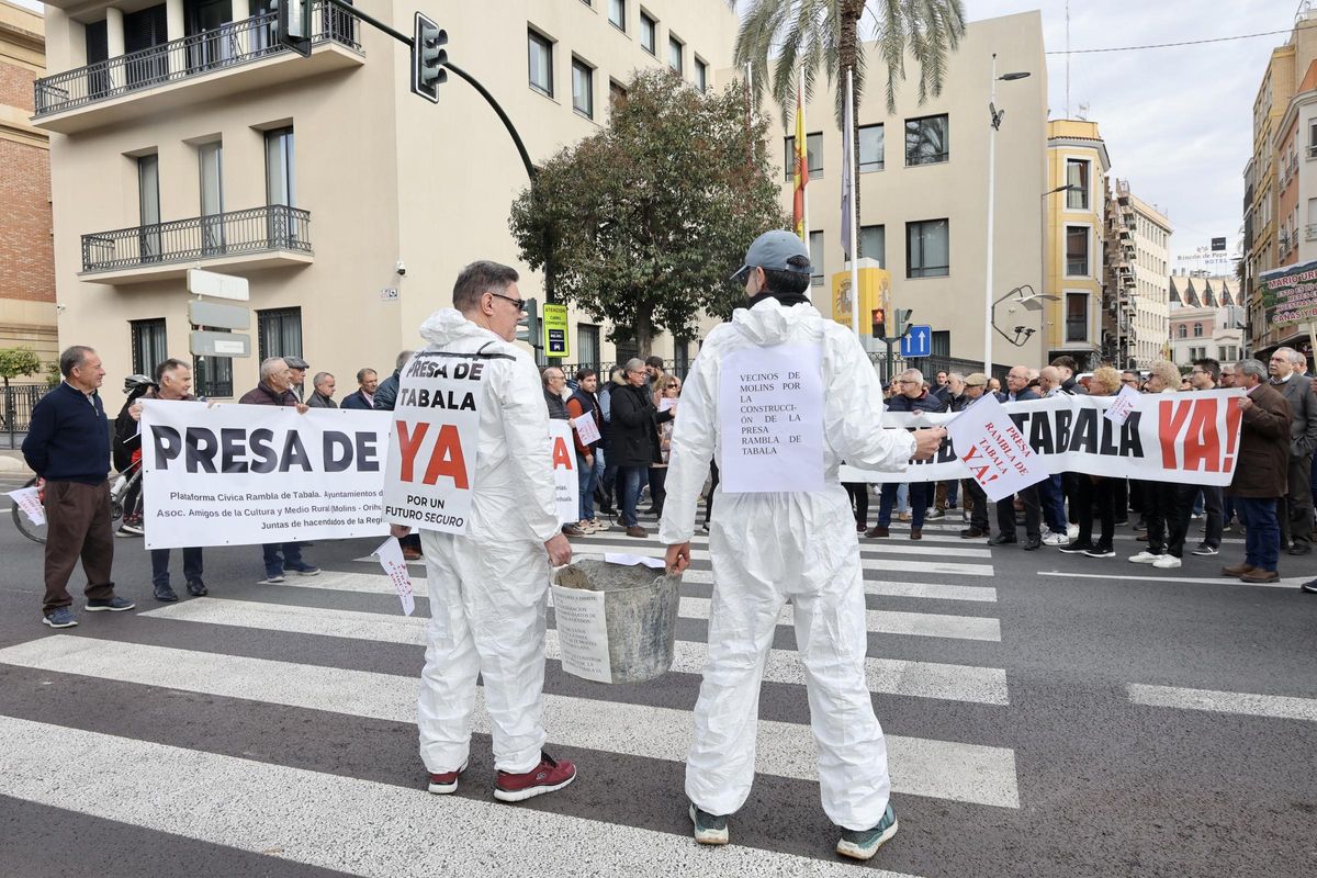 Dos de los asistentes protesta frente a la cabeza de la marcha.
