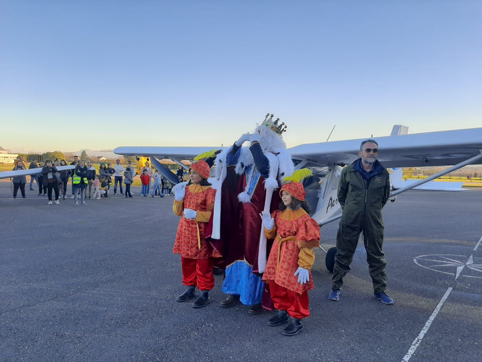 En imágenes: los Reyes Magos, en aeroplano hasta Llanera