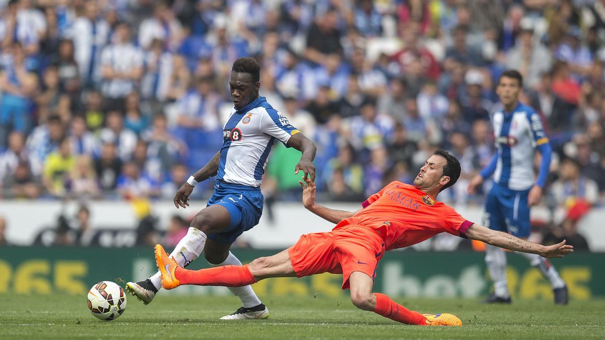 Busquets recupera el balón ante Caicedo durante el partido de liga entre el Espanyol y el Barça en el RCD Estadium, en abril de 2015.