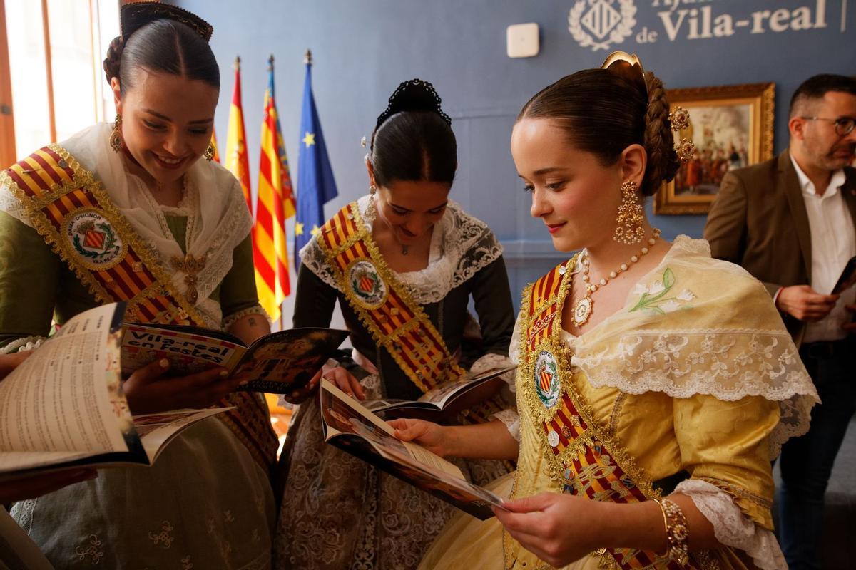 La reina de les festes de Vila-real de 2023 fulleja el llibret amb la programació per a Sant Pasqual.