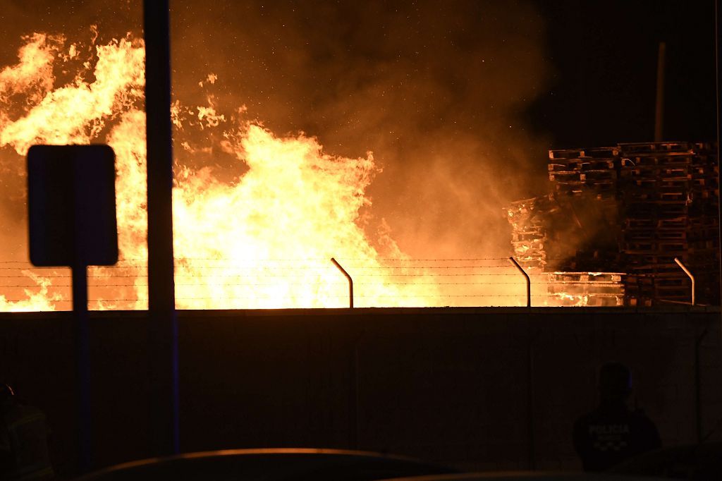 Estas son las imágenes que el aparatoso incendio de Puente Tocinos ha dejado este sábado