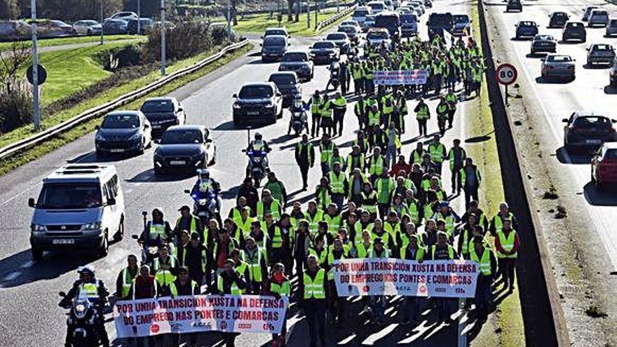 La marcha del carbón contra el cierre de la central de As Pontes, ayer, en la entrada de A Coruña por Alfonso Molina.
