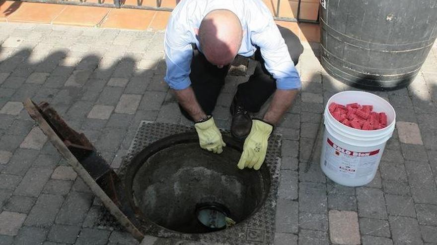 Imagen de un operario realizando el procedimiento de desinfección del municipio.