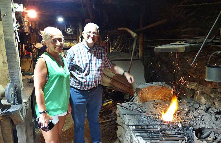 Tino García con su hija Mari Carmen, en su fragua. | D. Á.