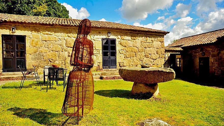 Arte, arquitectura y decoración. El pazo de A Saleta es también un lugar para disfrutar del arte. Conservan desde la armazón de la escultura que César Lombera dedicó a Sor Aurora, una popular monja de A Illa, hasta elementos de la arquitectura tradicional gallega, como un hórreo de diez pies, un palomar (con la particularidad de que es octogonal), o la vieja piedra de lagar que preside uno de los patios. | IÑAKI ABELLA