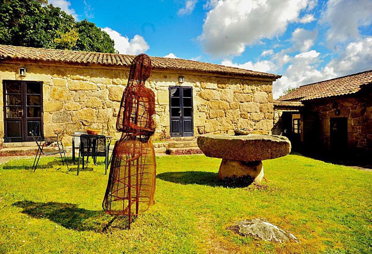 Arte, arquitectura y decoración. El pazo de A Saleta es también un lugar para disfrutar del arte. Conservan desde la armazón de la escultura que César Lombera dedicó a Sor Aurora, una popular monja de A Illa, hasta elementos de la arquitectura tradicional gallega, como un hórreo de diez pies, un palomar (con la particularidad de que es octogonal), o la vieja piedra de lagar que preside uno de los patios. | IÑAKI ABELLA