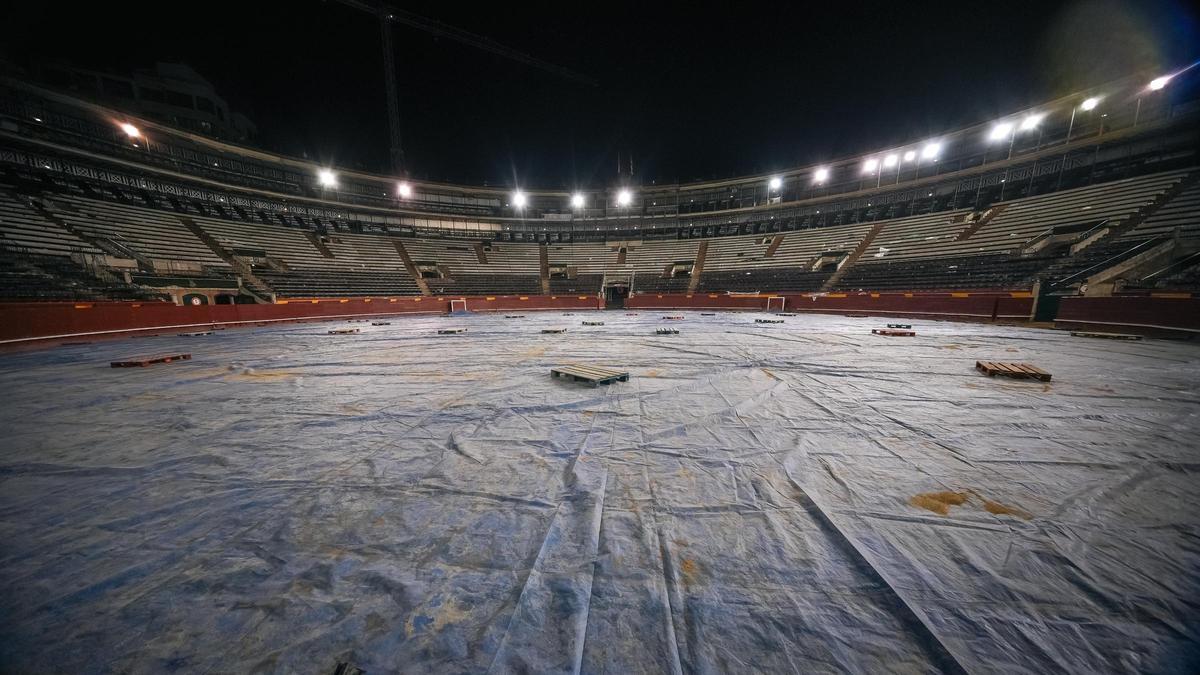 Imagen de este fin de semana de la plaza de toros de València cubierta con la lona.