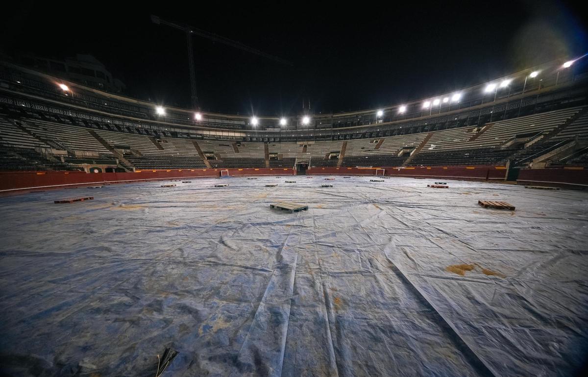 Imagen de este fin de semana de la plaza de toros de València cubierta con la lona.