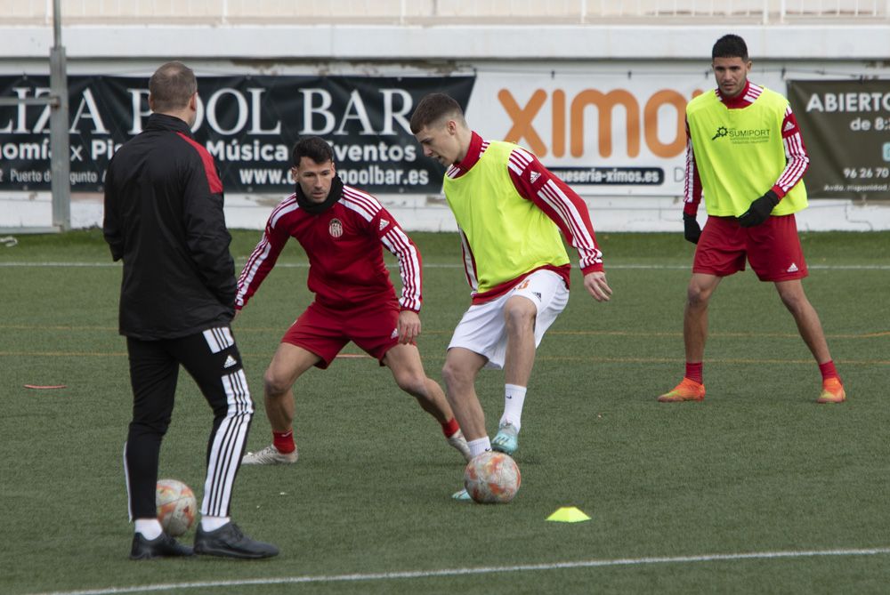 El CD Acero del Port de Sagunt entrena en el estadio Fornás antes del encuentro frente al Torrent