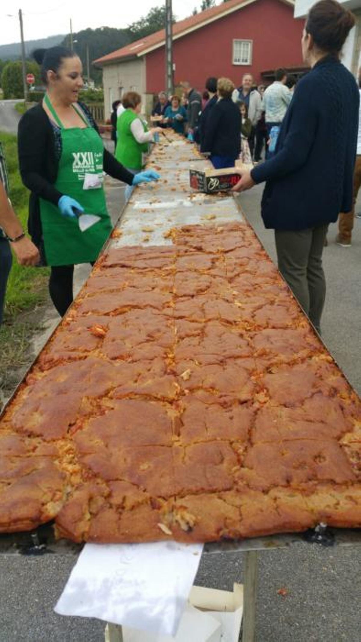 La fiesta de la localidad de Valga cumple 24 años y vuelve a servir una empanada de varios metros de longitud y diferentes sabores