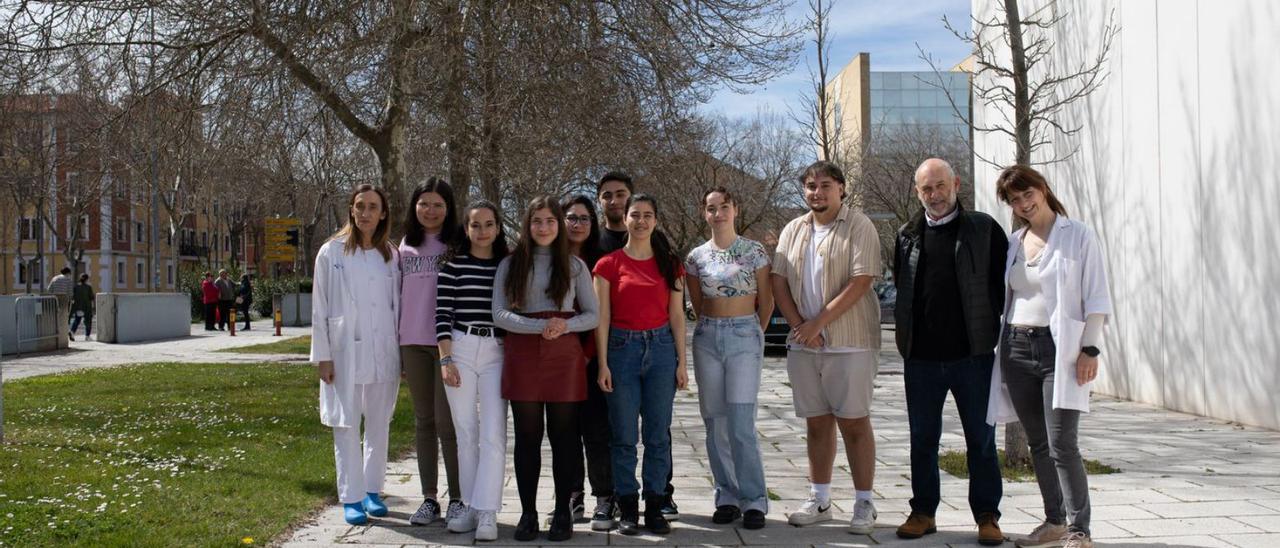 Alumnos de Desarrollo de Aplicaciones 3D y de Enfermería, con los directores de las dos escuelas. | Ana Burrieza