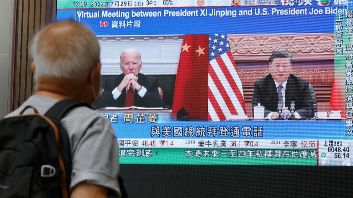 Joe Biden y Xi Jinping, en una pantalla de televisión.