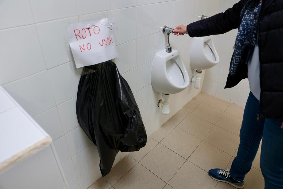 Un urinario roto desde hace meses en el CEIP Mora Puchol