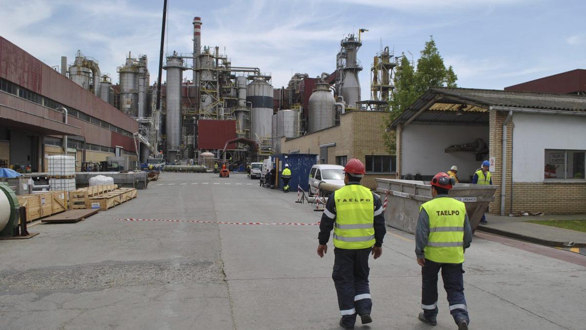 Cientos de personas claman en Navia contra el ERE de Ence al grito de "Colmenares dimisión"