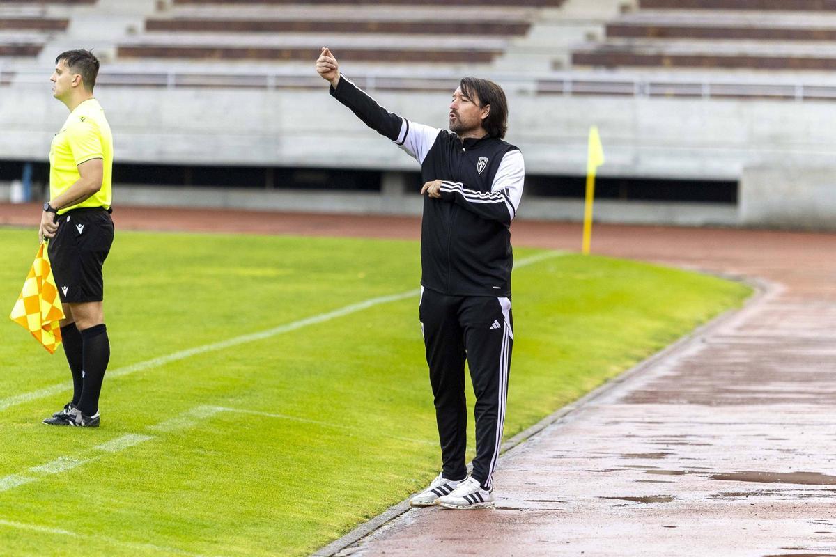 Secho Martínez, desde la banda, dirige un partido del Compostela de esta temporada.