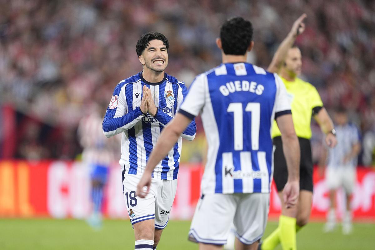 Carlos Soler of Real Sociedad laments during the Spanish Cup, Copa del Rey, Final match played between Atletico de Madrid and Real Sociedad at La Cartuja stadium on April 18, 2026 in Sevilla, Spain. AFP7 18/04/2026 ONLY FOR USE IN SPAIN. Joaquin Corchero / AFP7 / Europa Press;2026;SOCCER;SPAIN;SPORT;ZSOCCER;ZSPORT;Atletico de Madrid v Real Sociedad - Copa del Rey 2026 - Final